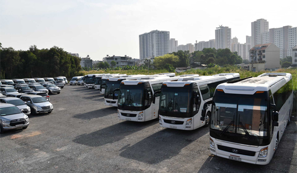 Dịch vụ cho thuê xe theo tháng có thể bao gồm xe tự lái hoặc xe có tài xế