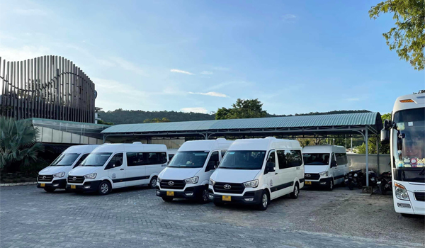 Xe 16 chỗ có không gian rộng rãi, ghế ngồi tựa lưng êm ái, hệ thống điều hoà hoạt động tốt