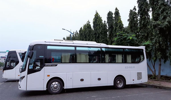 So với việc di chuyển bằng nhiều xe cá nhân, thuê xe du lịch tính theo đầu người sẽ rẻ hơn đáng kể