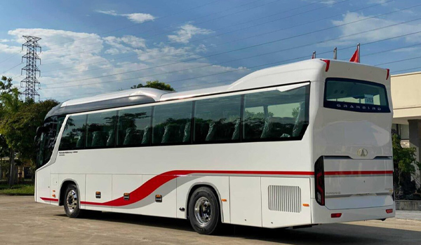 Xe 45 chỗ trang bị hệ thống phanh ABS, động cơ mạnh mẽ, đảm bảo an toàn tuyệt đối cho hành khách