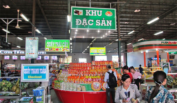 Quầy đặc sản đa dạng, mang đến nhiều lựa chọn cho khách hàng