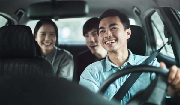 Thuê xe tự lái là hình thức mà người thuê trực tiếp điều khiển phương tiện