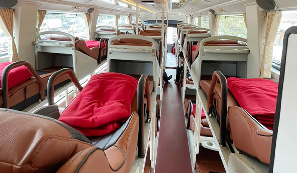 Đắp chăn mỏng do nhà xe cung cấp & kéo rèm giường để hạn chế gió lùa