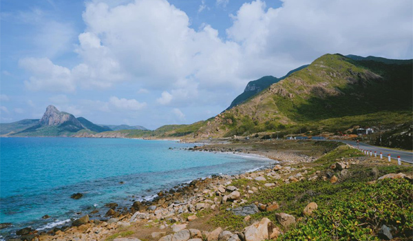 Côn Đảo là quần đảo thuộc tỉnh Bà Rịa - Vũng Tàu (cũ), cách đất liền khoảng 230km